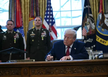 Trump firmó el decreto durante un acto con militares/AFP