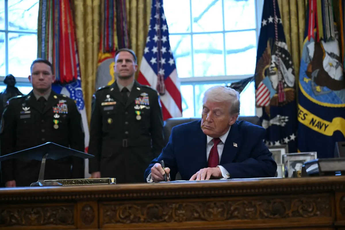 Trump firmó el decreto durante un acto con militares/AFP