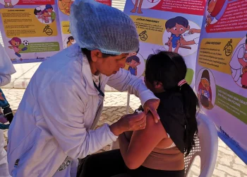 Personal de salud realizan la vacunación contra la influenza. FOTO: GAMEA