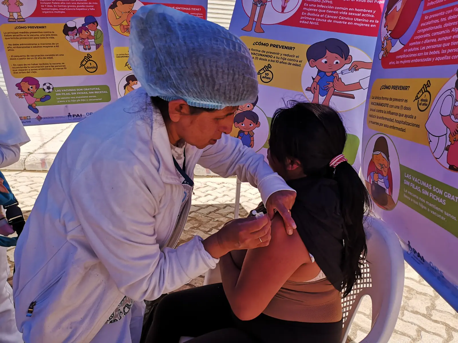 Personal de salud realizan la vacunación contra la influenza. FOTO: GAMEA