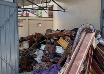 Féretros y otros residuos apilados en una parte del Cementerio General de La Paz. FOTO: Javier Escalier
