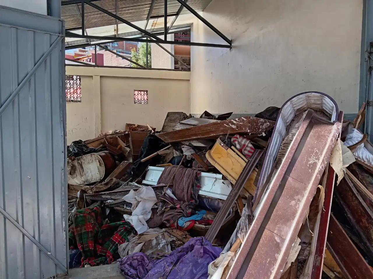 Féretros y otros residuos apilados en una parte del Cementerio General de La Paz. FOTO: Javier Escalier