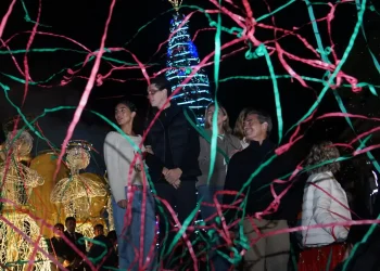 El presidente Rodrigo Paz, acompañado por su familia, encendió las luces del árbol de Navidad. FOTO: APG