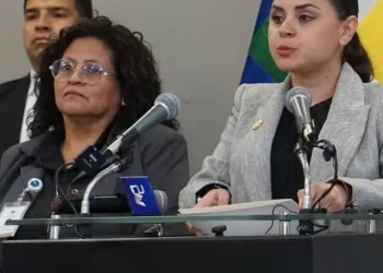 La ministra de Salud, Marcela Flores, y la vocera Carla Faval, en conferencia de prensa. FOTO: red Uno.