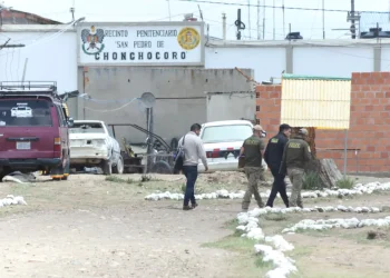 Fuga de dos reos de Chonchocoro deriva en la aprehensión de un policía y el arresto de cinco personas