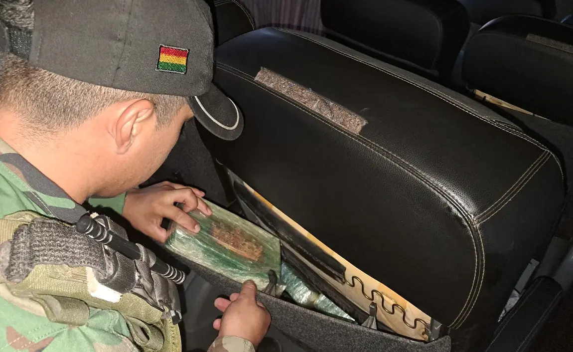 La droga estaba oculta en los asientos del bus/FELCN