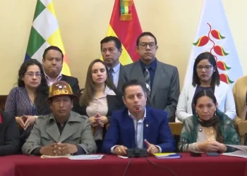 Bancadas del Legislativo rechazan medidas adoptadas por Rodrigo Paz