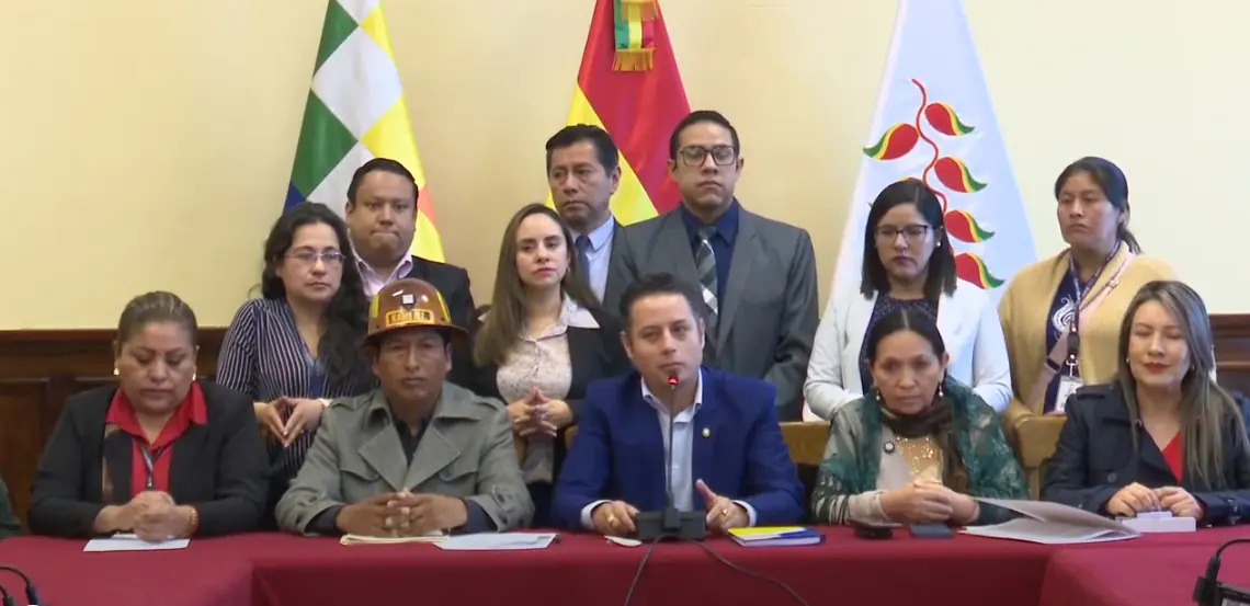 Bancadas del Legislativo rechazan medidas adoptadas por Rodrigo Paz