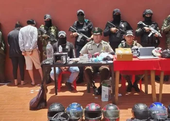 La Policía mostró a los aprehendidos y lo hallado en la vivienda/Captura de pantalla