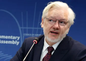 Assange denuncia a la Fundación Nobel por premiar a Machado