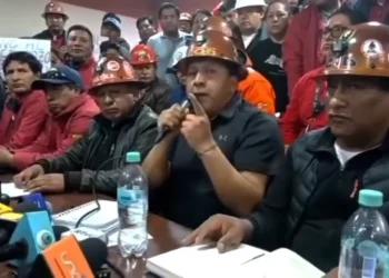 Dirigentes de la COB durante una conferencia para analizar medidas ante el aumento de combustibles.