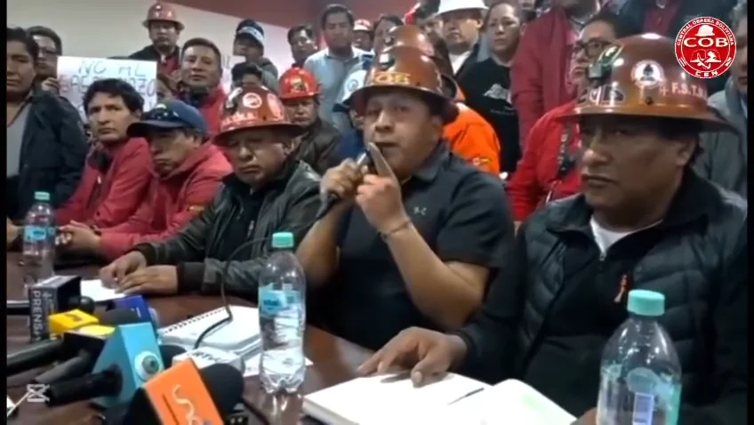 Dirigentes de la COB durante una conferencia para analizar medidas ante el aumento de combustibles.
