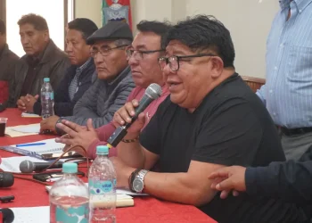 Choferes de La Paz anuncian paro y piden abrogar el Decreto 55003