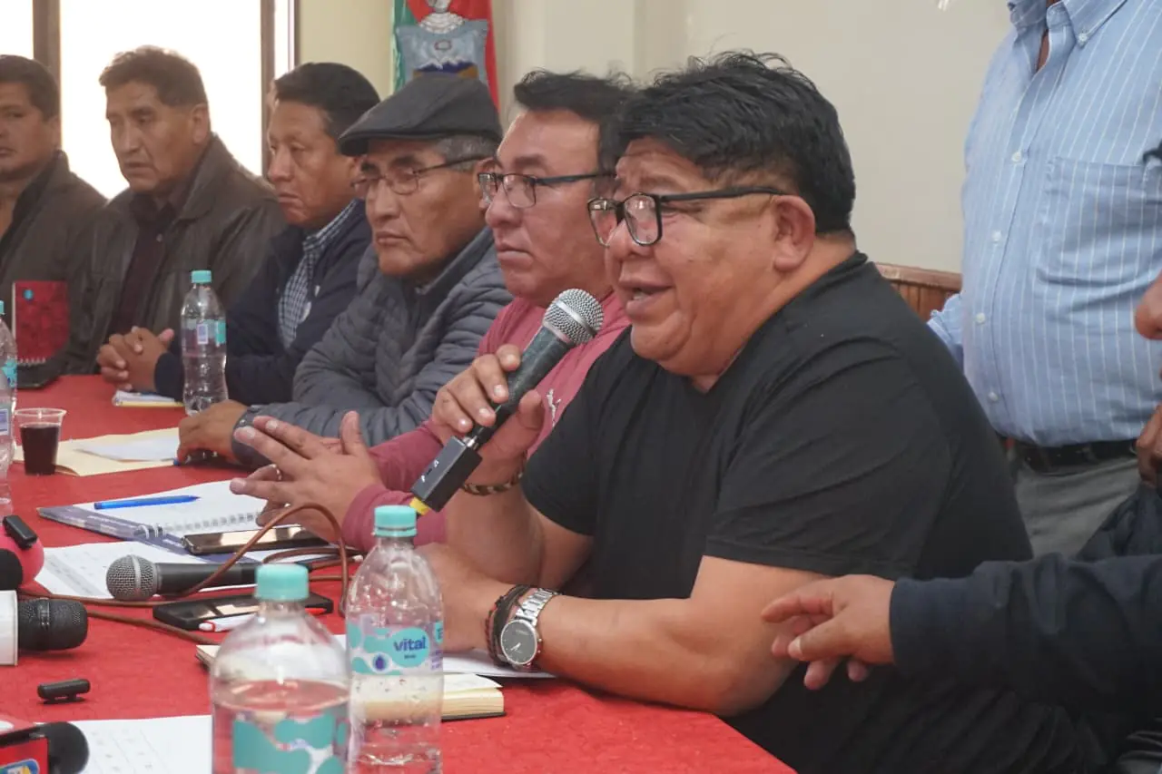 Choferes de La Paz anuncian paro y piden abrogar el Decreto 55003
