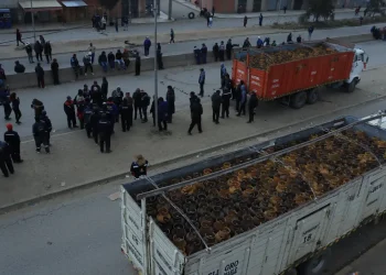 Cerraron el paso en las dos vías con sus camiones/APG