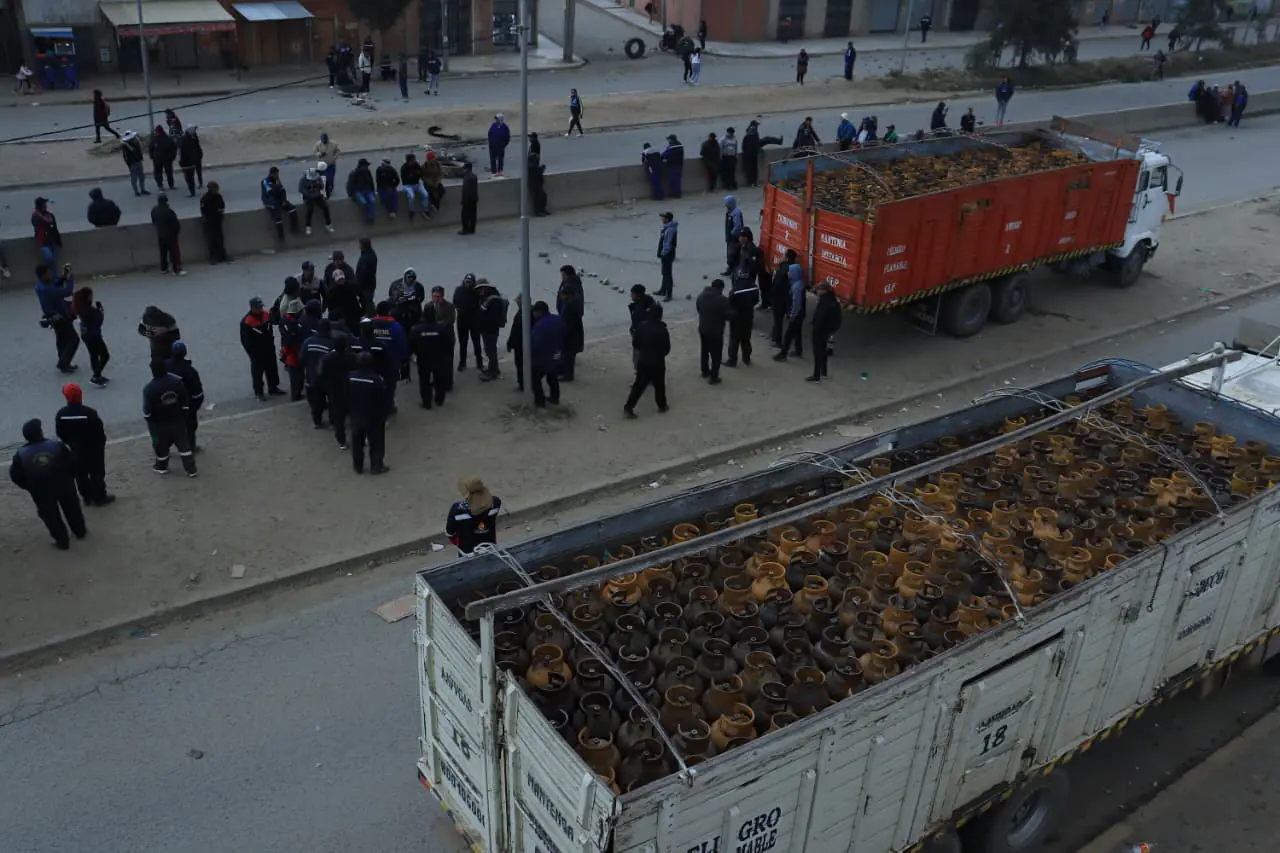 Cerraron el paso en las dos vías con sus camiones/APG