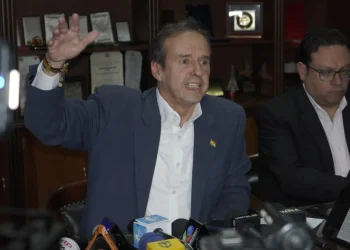 Quiroga cuestiona medidas de Paz y Barrientos las defiende
