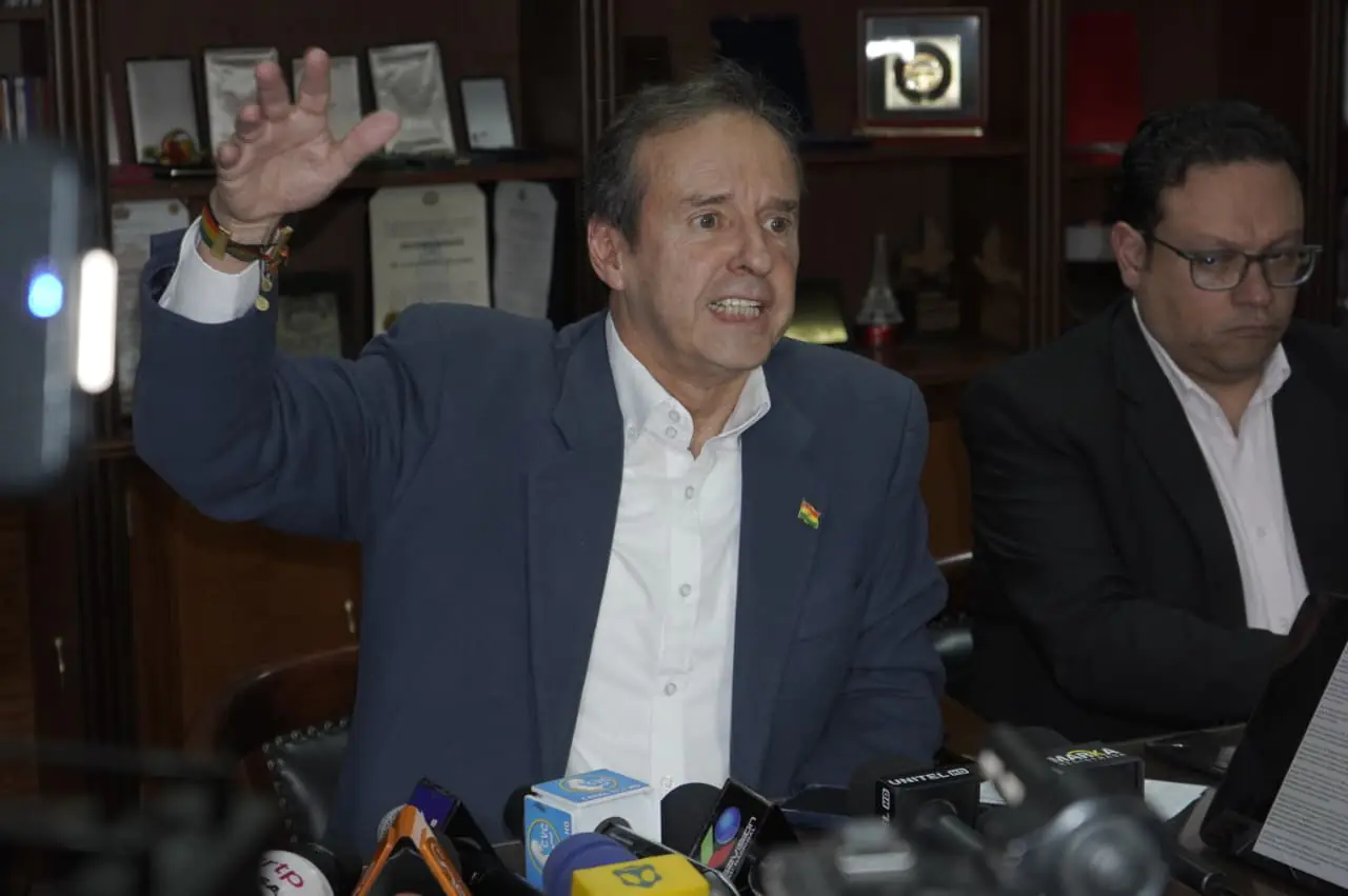 Quiroga cuestiona medidas de Paz y Barrientos las defiende