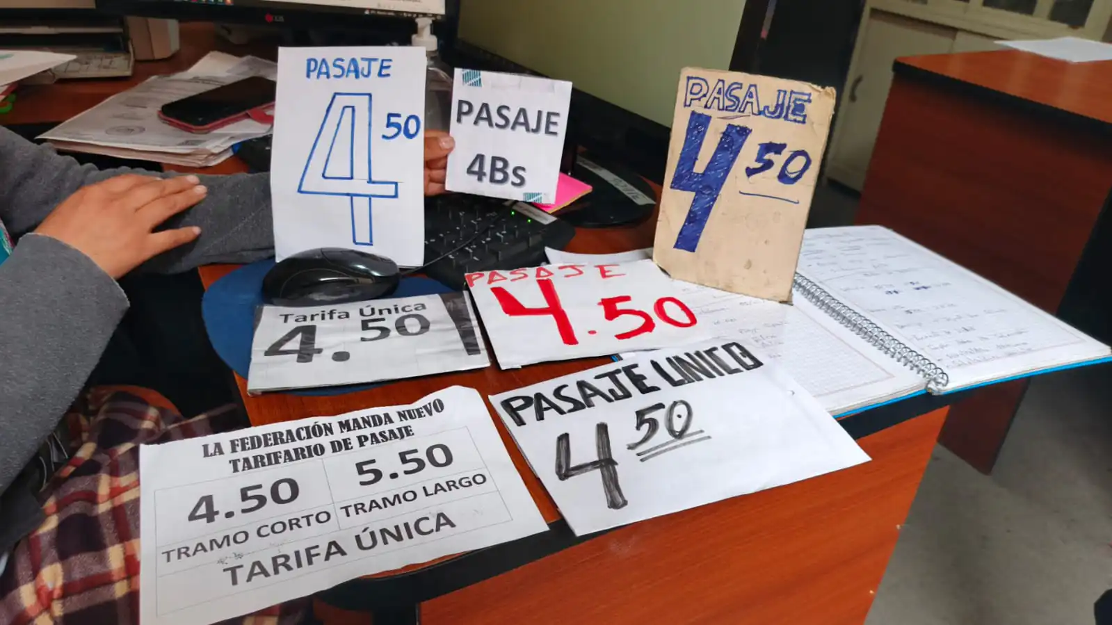 Personal de la Alcaldía decomisó letreros de los transportistas. FOTO: GAMLP