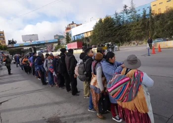 Choferes acatan paro en rechazo al Decreto Supremo 5503