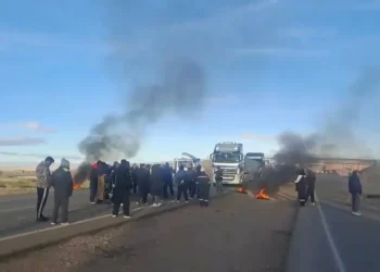 Transporte interprovincial cierra ruta La Paz – Oruro
