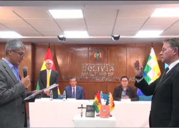 Espinoza posesiona viceministro para eliminar el ‘infierno tributario’