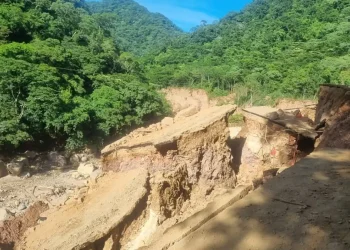 Al menos 300 metros de la plataforma vial desaparecieron/RRSS