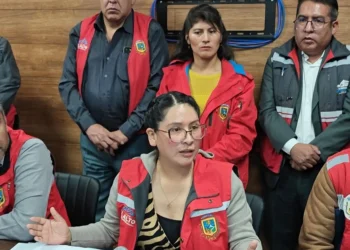 La alcaldesa de El Alto, Eva Copa, junto a sus secretarios municipales en conferencia de prensa. FOTO: GAMEA