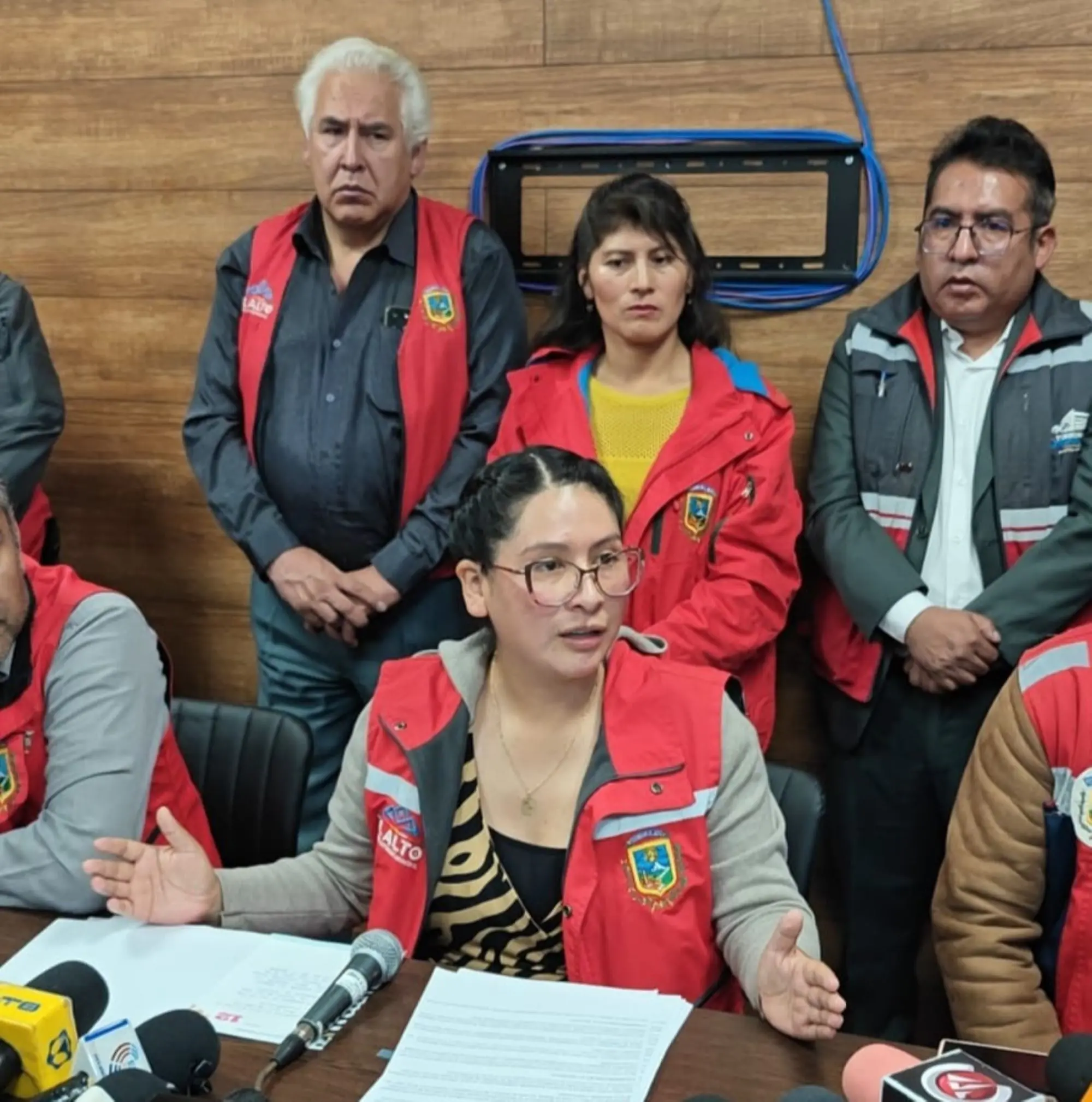 La alcaldesa de El Alto, Eva Copa, junto a sus secretarios municipales en conferencia de prensa. FOTO: GAMEA