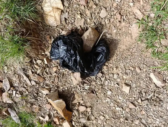 El cuerpo de la joven fue encontrado cercenado en un barranco. FOTO: FELCC