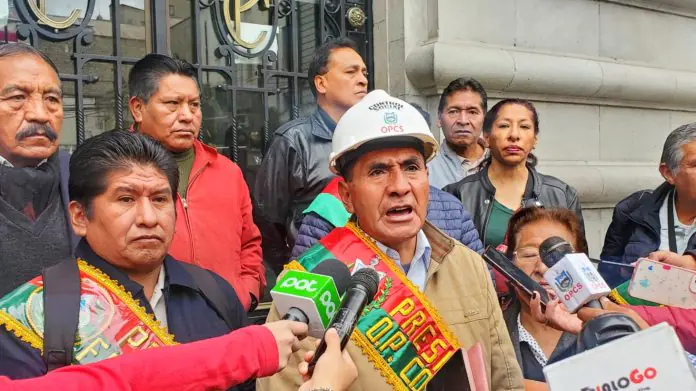 La dirigencia de la Fejuve La Paz en emergencia por la emisión del decreto gubernamental 5503. FOTO: GAMLP