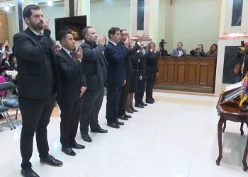 Vicepresidente posesiona a nuevos vocales del TSE
