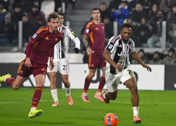 La Juventus vence a la Roma para seguir en la carrera por el título
