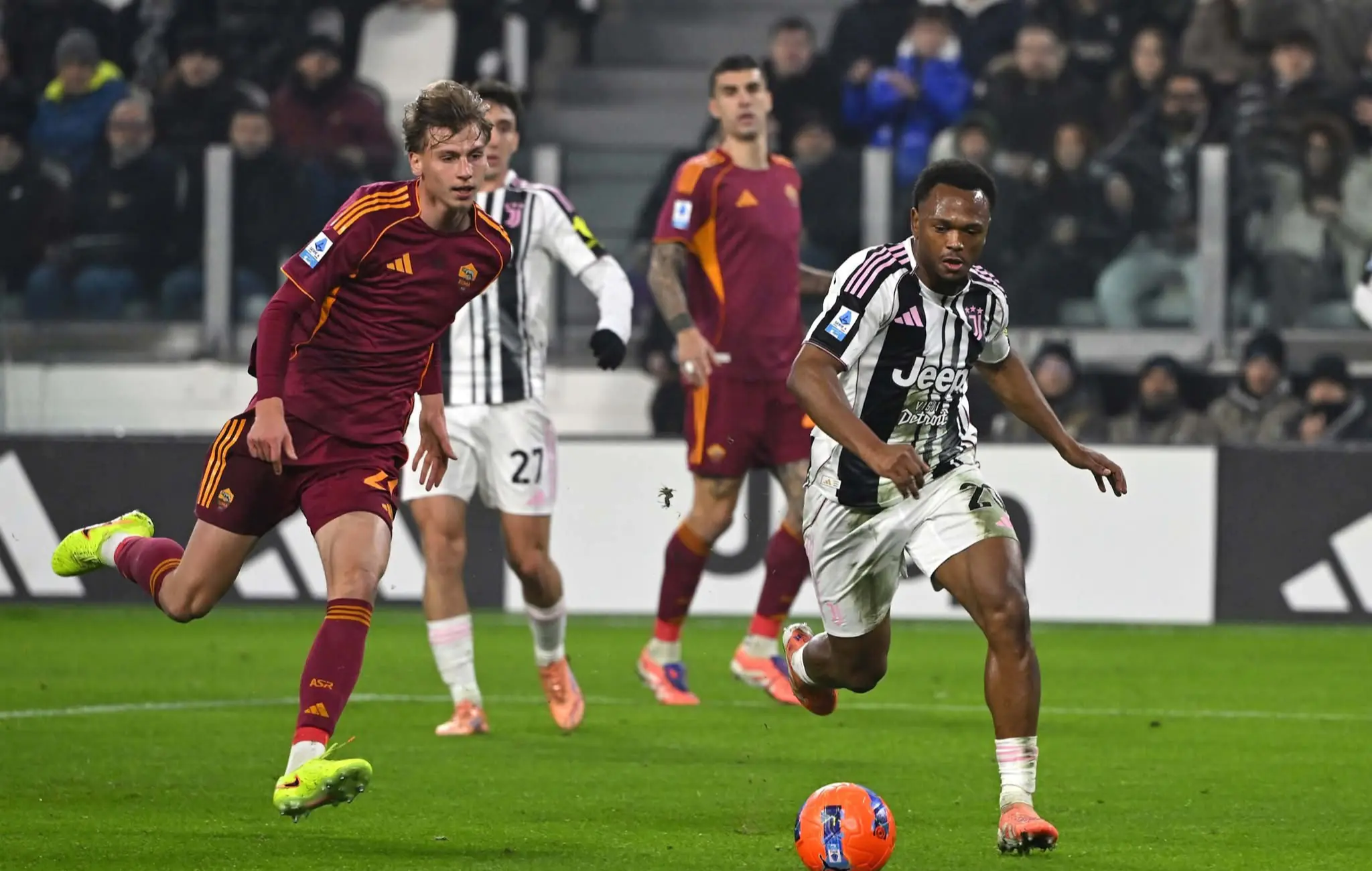 La Juventus vence a la Roma para seguir en la carrera por el título