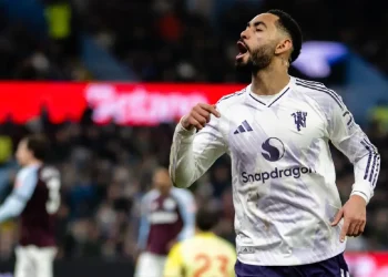 Aston Villa gana 2-1 al Manchester United y se consolida en el podio