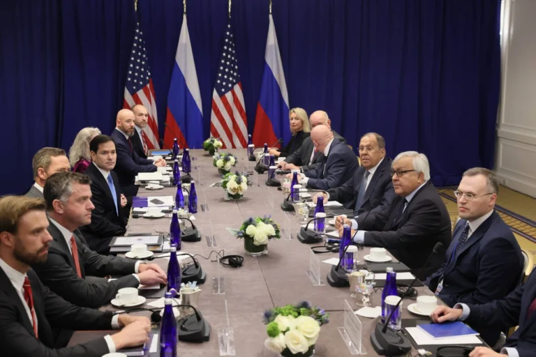 Delegados de Rusia y EEUU dialogan sobre Ucrania/AFP