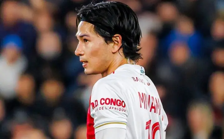 Minamino sufre rotura de ligamento y peligra su presencia en Mundial
