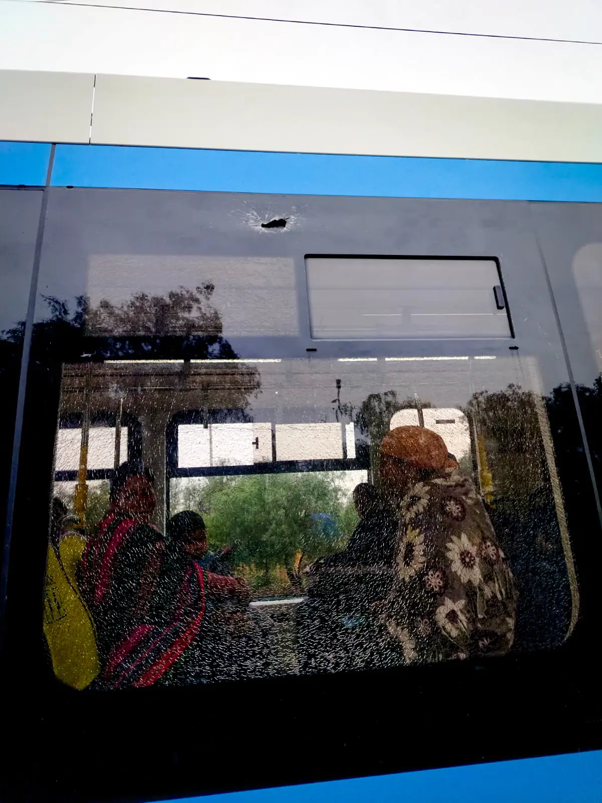 Bloqueadores rompieron el vidrio del tren metropolitano. FOTO: Mi Tren