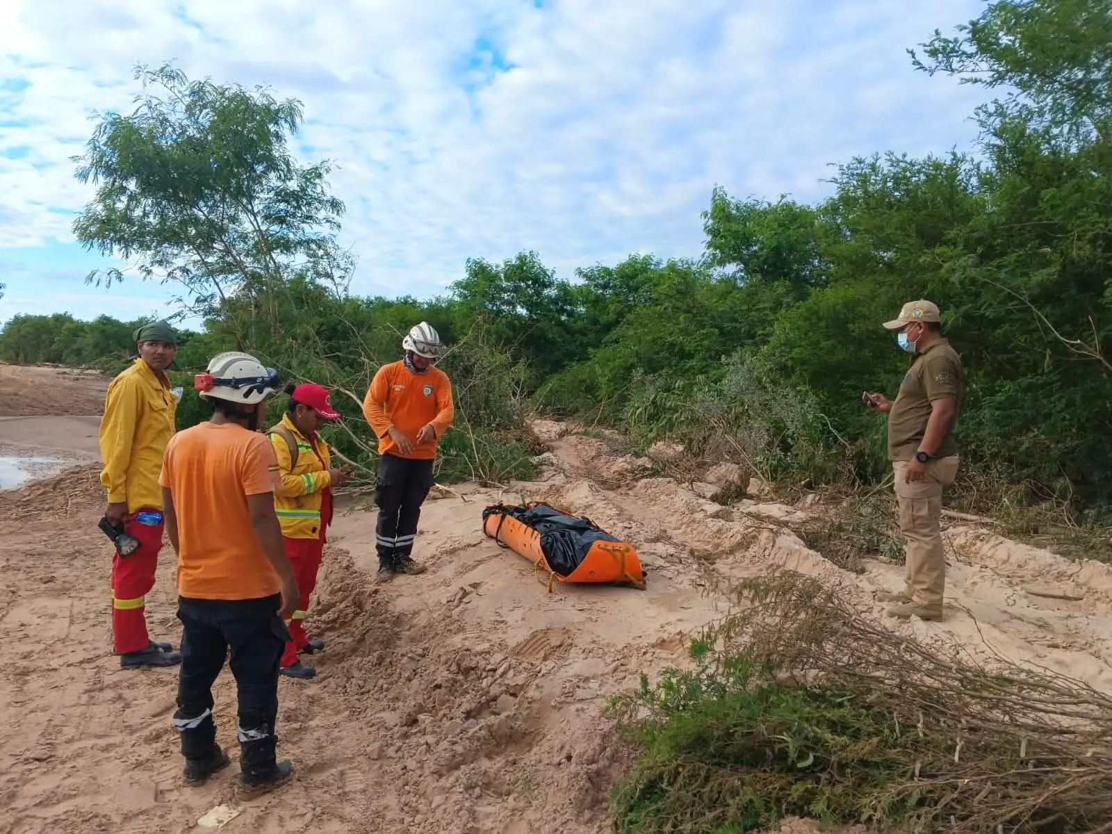 Rescate de una persona sin vida, arrastrada por la riada en El Torno. FOTO: GAMET