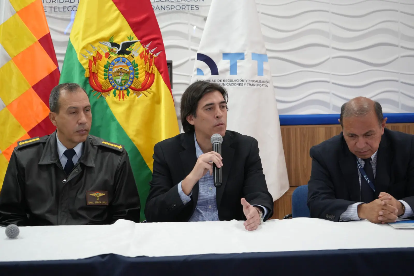 Autoridades del Ministerio de Obras Púbicas y la FAB en conferencia de prensa. FOTO: MOPSV