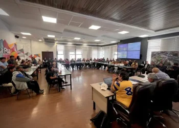 Reunión entre el alcalde Iván Arias y organizaciones sociales. FOTO: AMUN