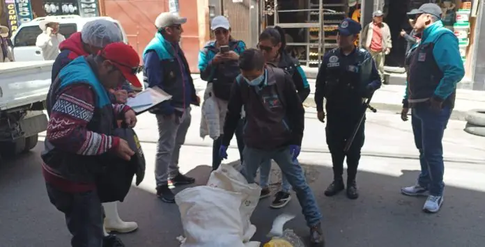 Personal edil decomisó pollos en descomposición en la feria de la Max Paredes. FOTO: GAMLP