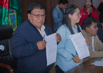 El ejecutivo de los choferes Reynaldo Luna y la alcaldesa Eva Copa. FOTO: GAMEA
