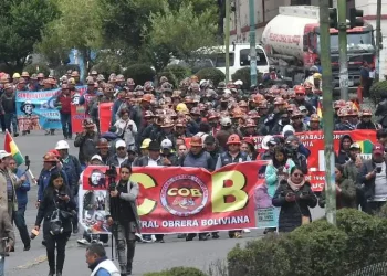 Roto el diálogo, afiliados a la COB vuelven a rodear la plaza Murillo