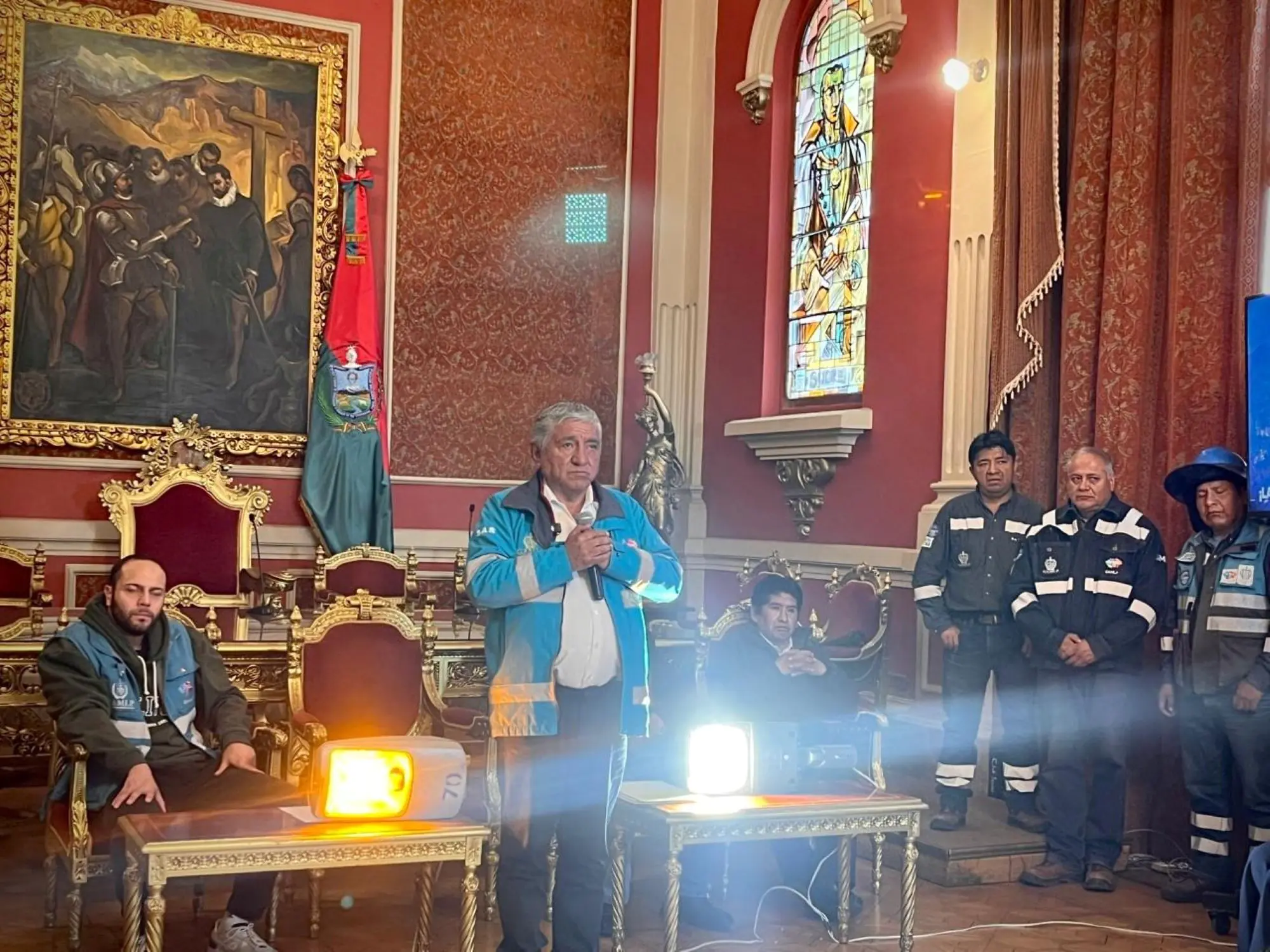 El alcalde Iván Arias anuncia el cambio del alumbrado público. FOTO: GAMLP