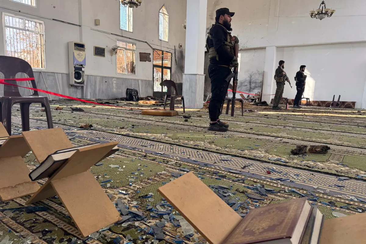 La explosión provocó daños dentro la mezquita/AFP