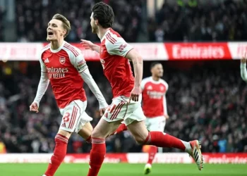 Arsenal no frena en lo alto de la Premier
