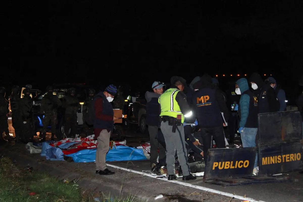 Los equipos de emergencia rescatan los cuerpos/AFP