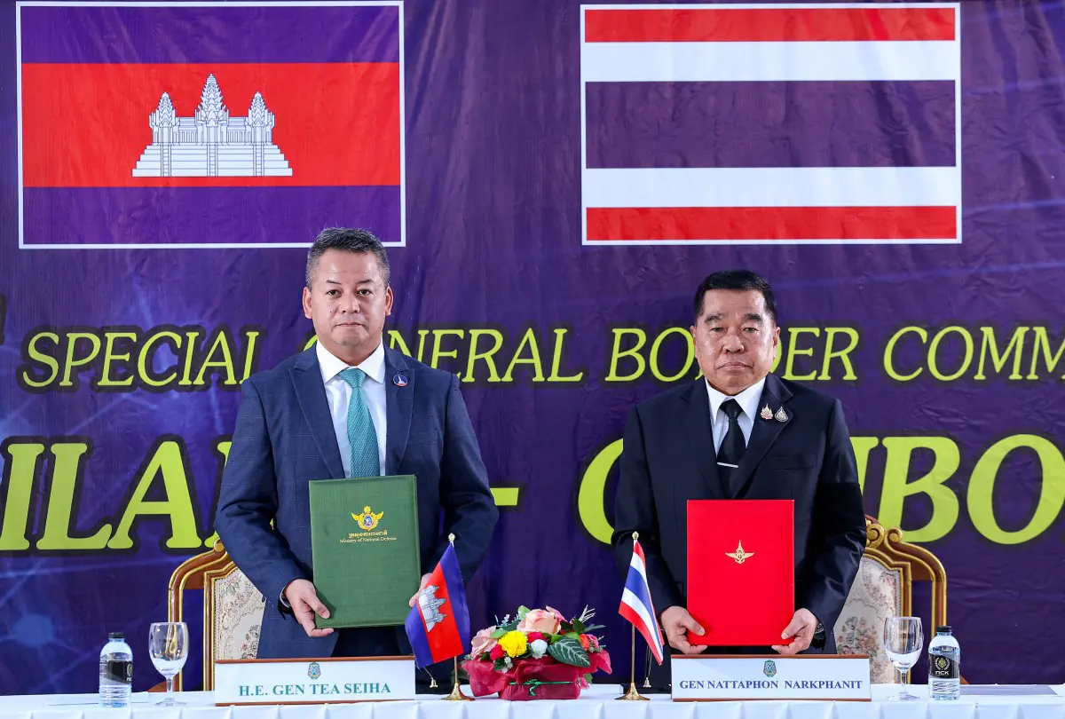 El ministro de Defensa de Camboya, Tea Seiha, y el ministro de Defensa de Tailandia, Nattaphon Narkphanit/AFP