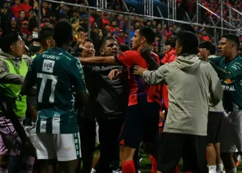 Final de fútbol en Guatemala termina con enfrentamiento en la cancha